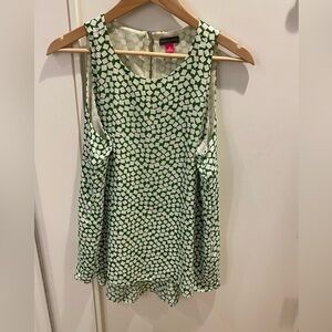 NWOT Vince Camuto hi-low pleated pattern sleeveless blouse - size medium